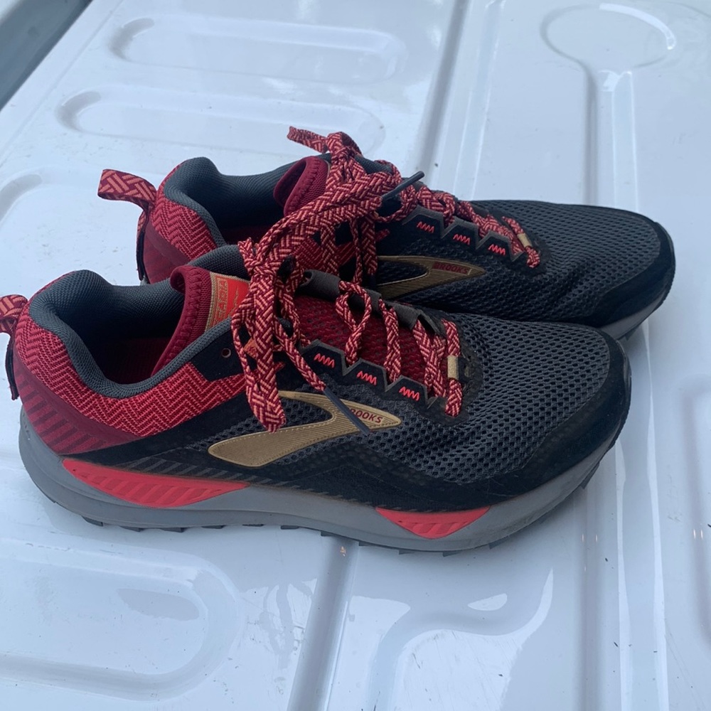 Brooks Cascadia 14 Trail Running Shoes Women 7.5 Black Gray Red Lace Up Athletic